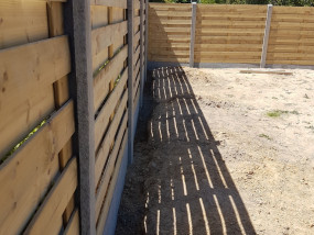 plaatsing_betonplaten_houten panelen